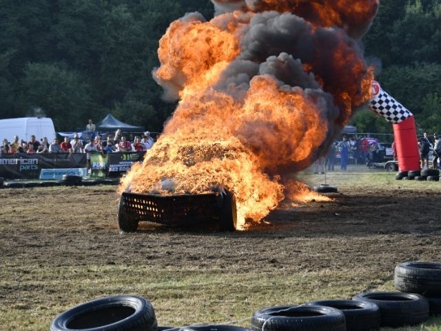 горящ автомобил по вреем на автомобилно състезание - снимка