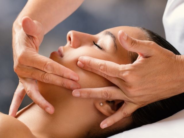 антиейдж масаж на лице - снимка