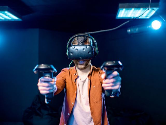мъж с VR очила играе в ескейп стая - снимка