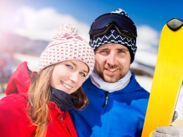 двойка със сноуборд в планината - снимка