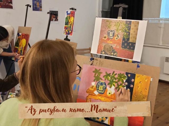 жена рисува картина - снимка