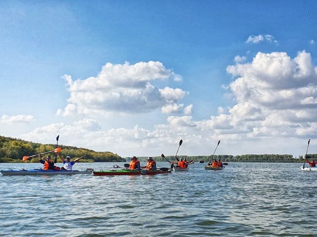 група туристи с каяци по река дунав - снимка