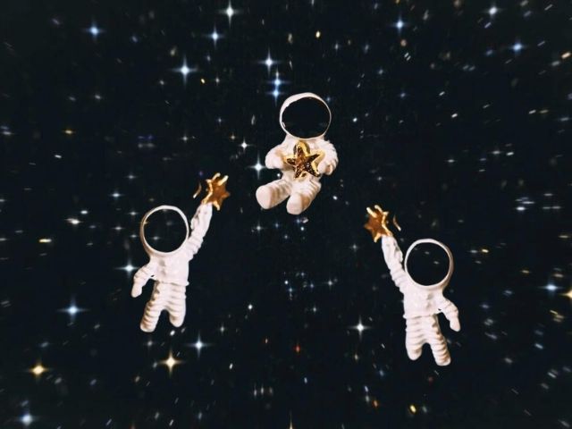 три космонавтчета летят в космоса - снимка