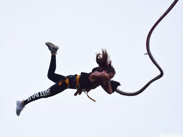 жена скача с бънджи от балон - снимка