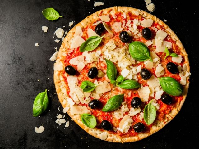 прясно изпечена пица маргарита - снимка