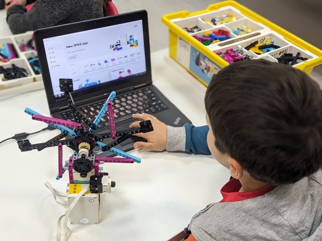 дете конструира лего робот - снимка