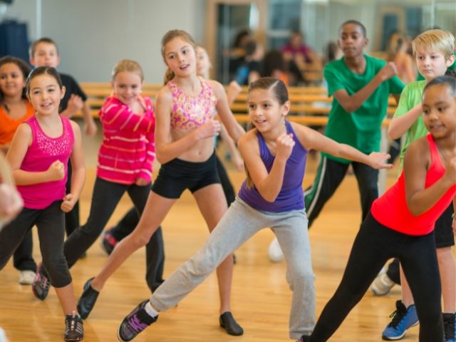 група деца тренират модерни танци - снимка
