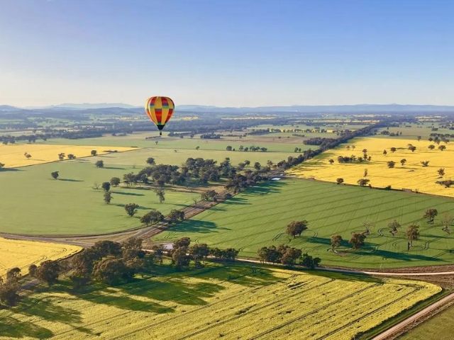 топловъздушен балон по време на полет - снимка