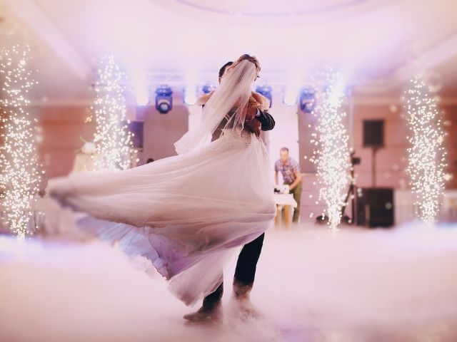 сватбена двойка танцува първия си танц - снимка