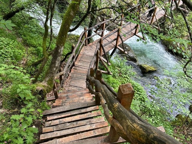 дървен мост над река в гоарата - снимка