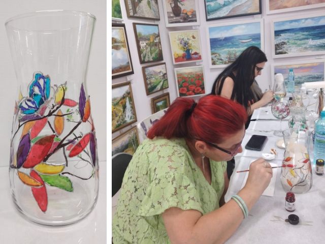 две жени рисуват върху стъкло - снимка