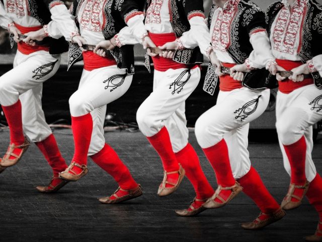 група мъже изпълняват български народен танц - снимка