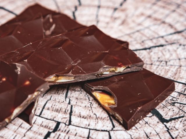 шоколад начупен на парчета - снимка