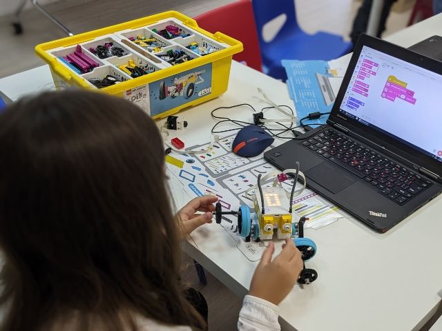 дете конструира лего робот - снимка
