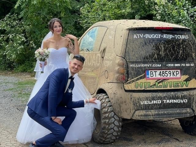двойка младоженци със смарт автомобил - снимка