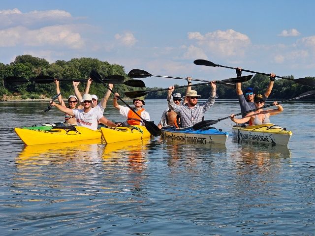 група туристи на каяк тур по река дунав - снимка