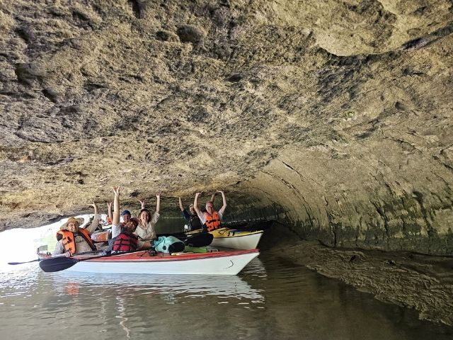 група туристи с каяци под скално образование - снимка