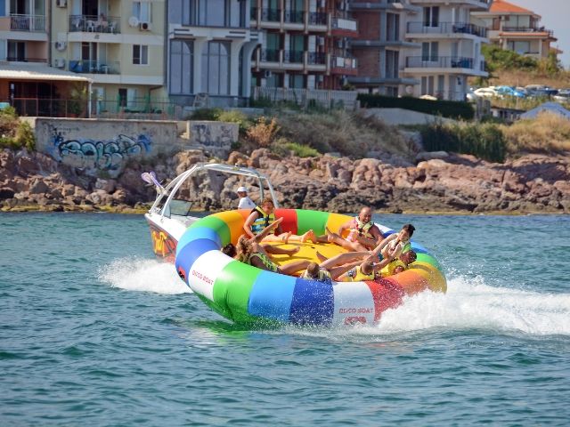 група туристи се возят на диско лодка във водата - снимка