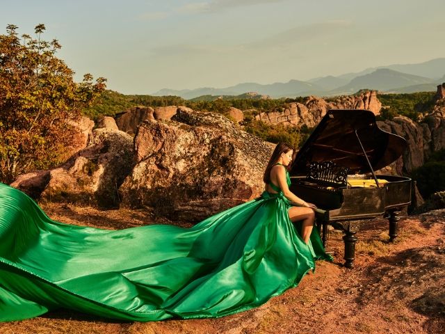 жена с flying dress свири на пиано - снимка