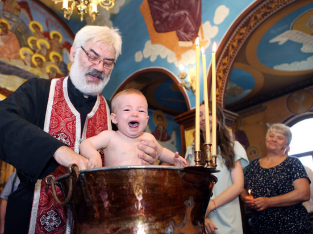 малко дете плаче по време на кръщене