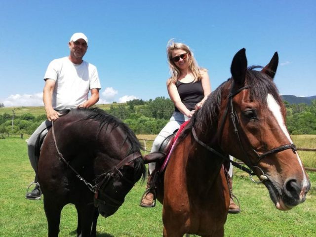Мъж и жена на коне