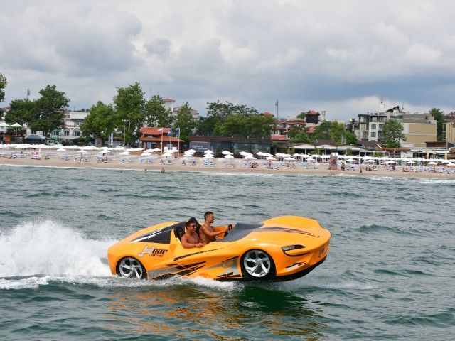 двама мъже управляват джет кола в морето - снимка