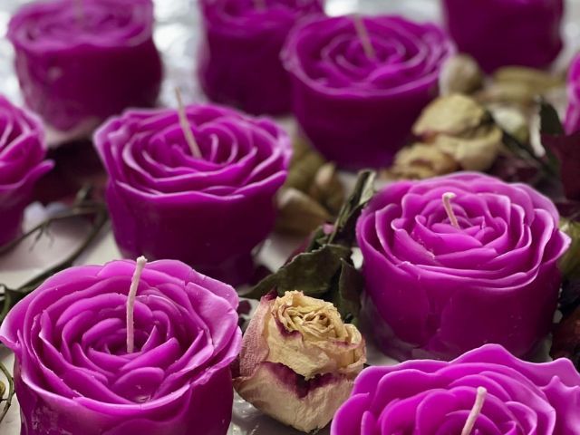 пет лилави свещи във формата на рози