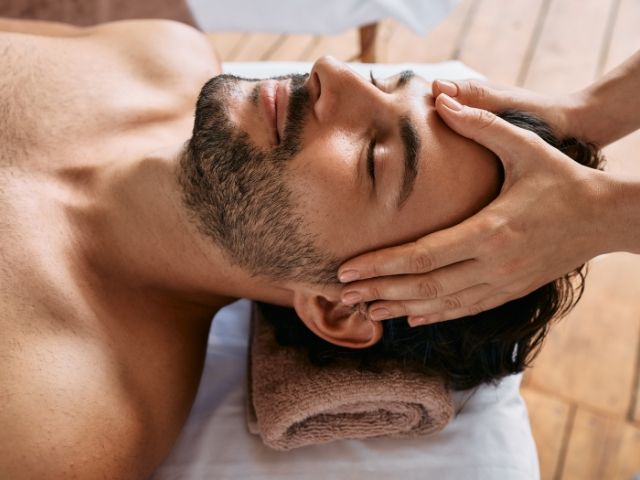 антистрес масаж на лицето на мъж - снимка