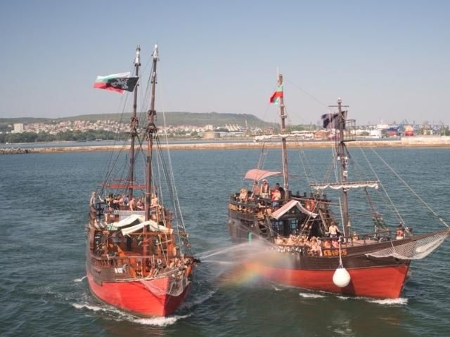 пиратски кораби по време на битка - снимка