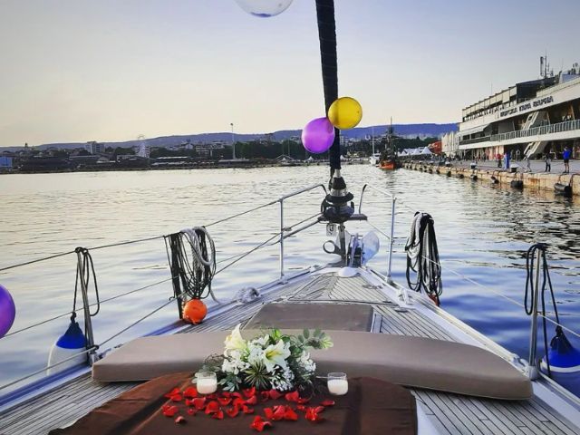 романтична вечеря за двама на яхта на Морска гара Варна