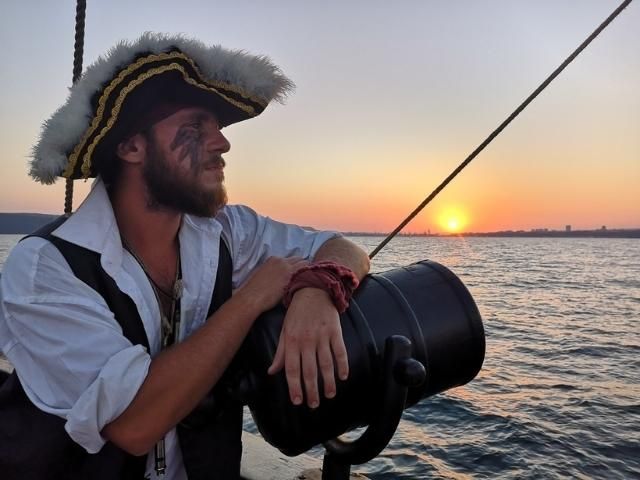Романтична разходка с пиратски кораб - снимка