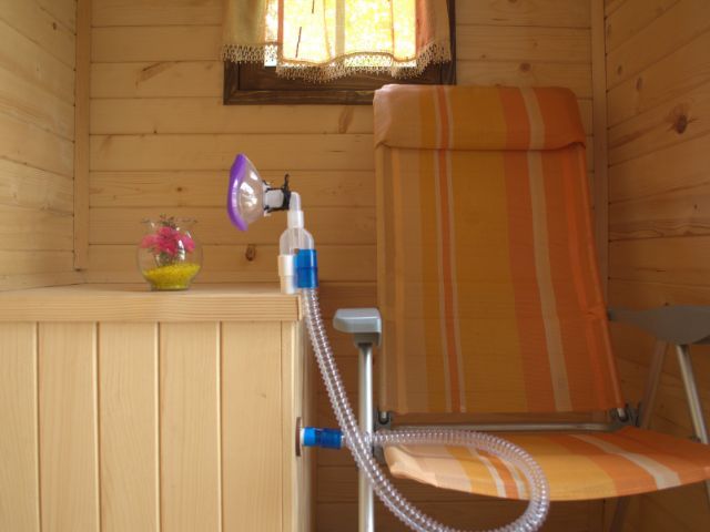 оранжев стол и уред за инхалация
