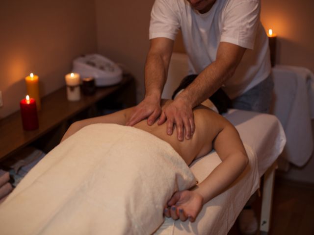 масажист прави масаж на гръб