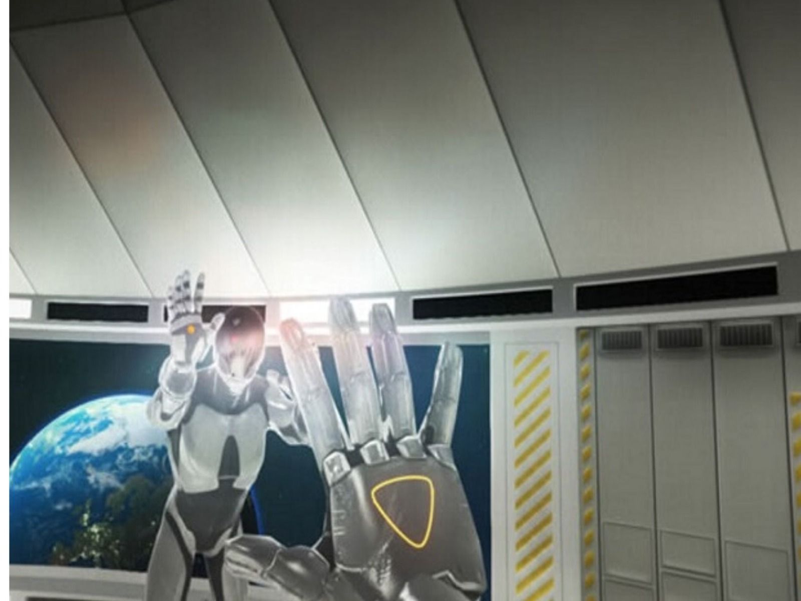 Игра за четирима във VR ескейп стаята Космос снимка  gift-tube