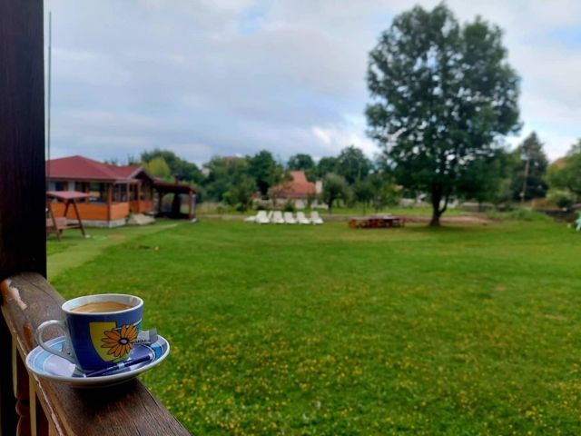 чаша кафе на терасата на бунгало - снимка