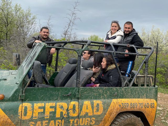 шест души се возят на руски джип уаз - снимка