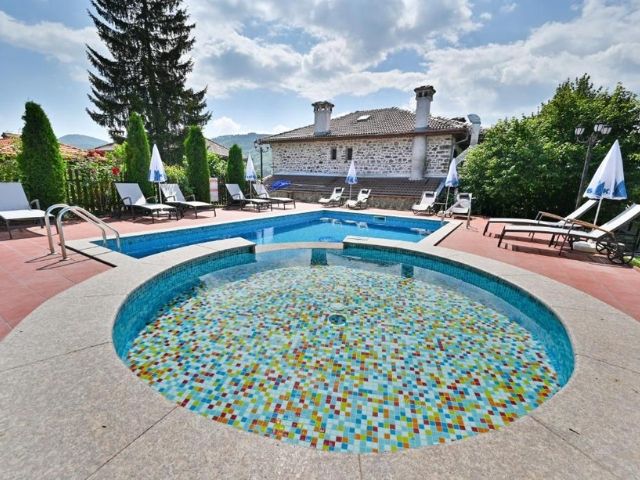 басейн  в двор на вила - снимка