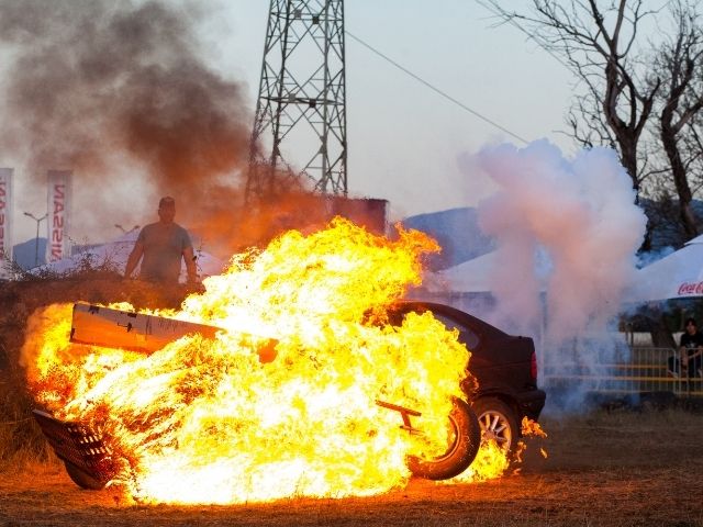 горящ явтомобил - кола бомба - снимка