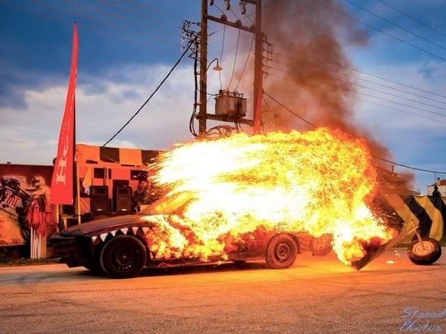 горящ автомобил - снимка