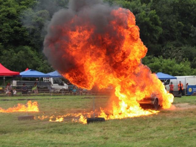 горящ автомобил - кола бомба в луда надпревара - снимка