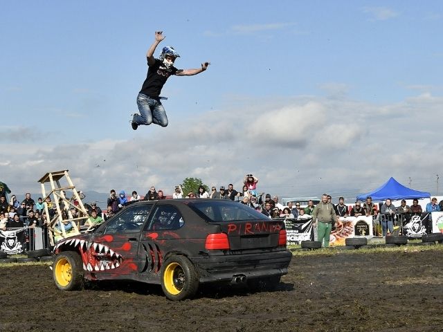 мъж скача над автомобил - каскада в Луда надпревара - снимка