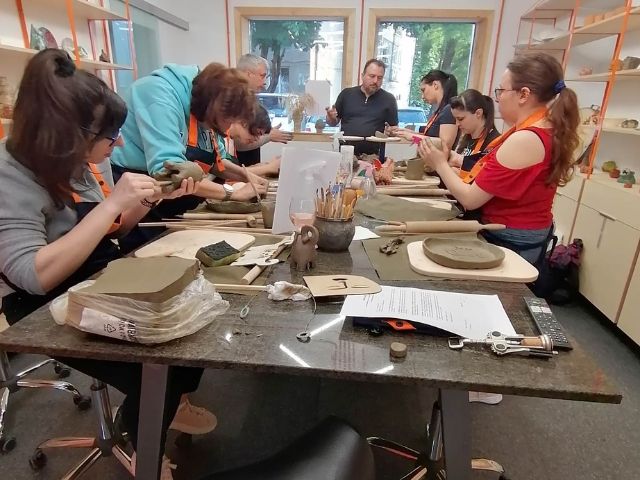 група в работилница по керамика - снимка