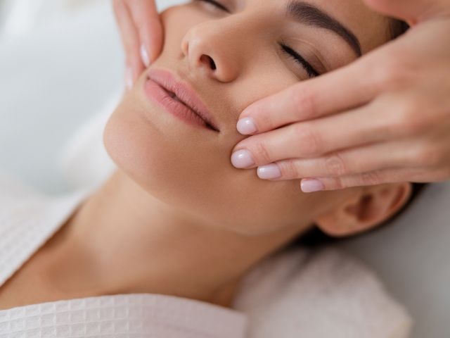 дама по време на букален масаж на лице - снимка