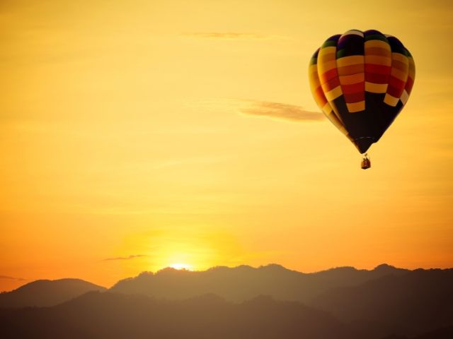 балон по ввреме на полет по изгрев - снимка