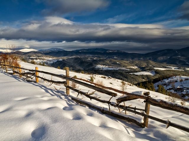 гледка към планината през зимата - снимка