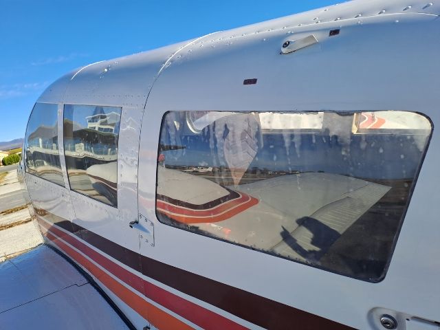 самолет паркиран на летище - снимка