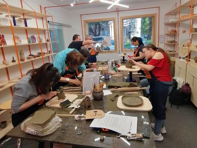 група в работилница по керамика - снимка
