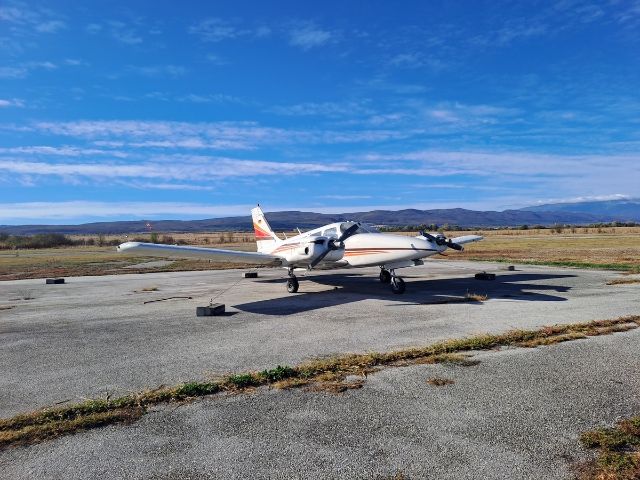 самолет паркиран на летище - снимка