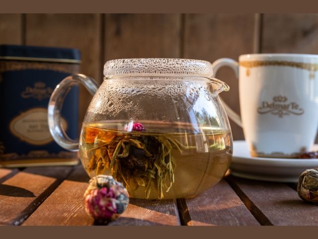 чайник с прясно приготвен чай за дегустация - снимка