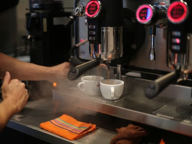 кафе машина в процес на приготвяне на кафе - снимка